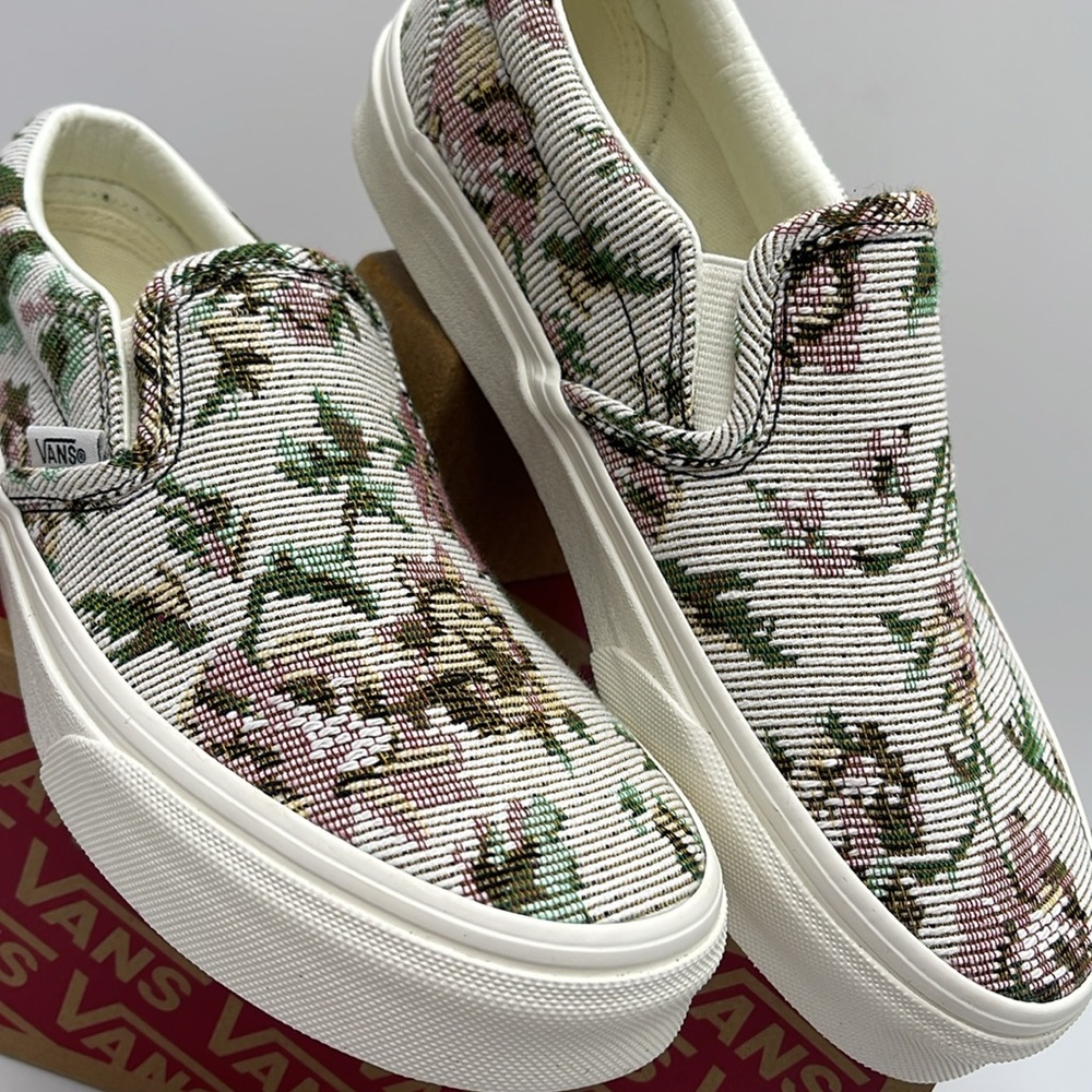Vans WMNS Classic Slip-On Tapestry Floral Marshmall
VN000BVZCCZ
Sneakers - Picture 7 of 16